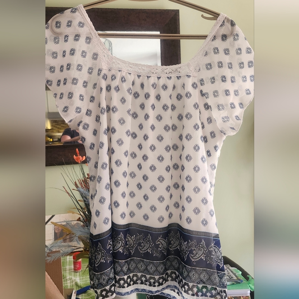 Women's Blue and White Patterned Top